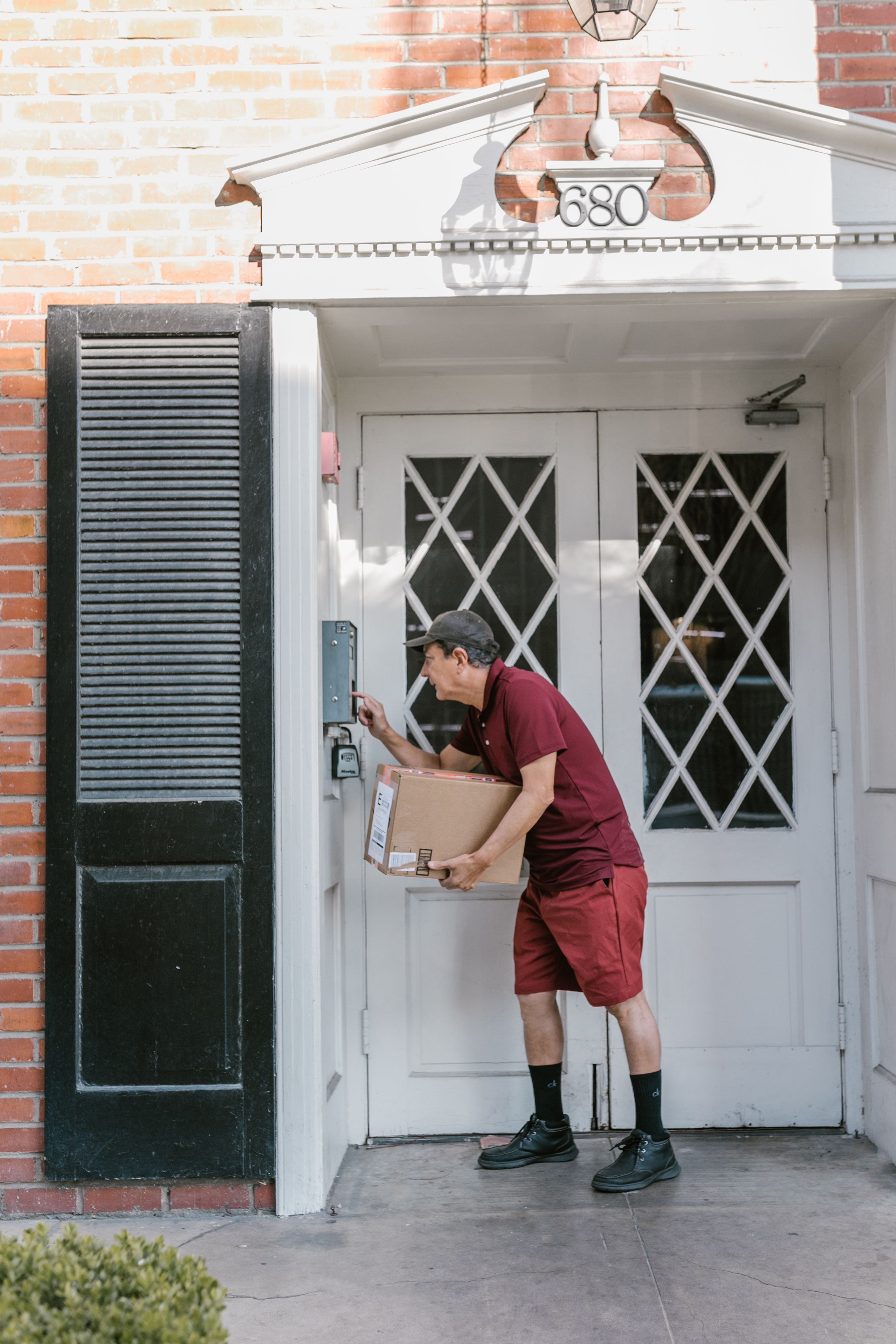 Courier handover at the door